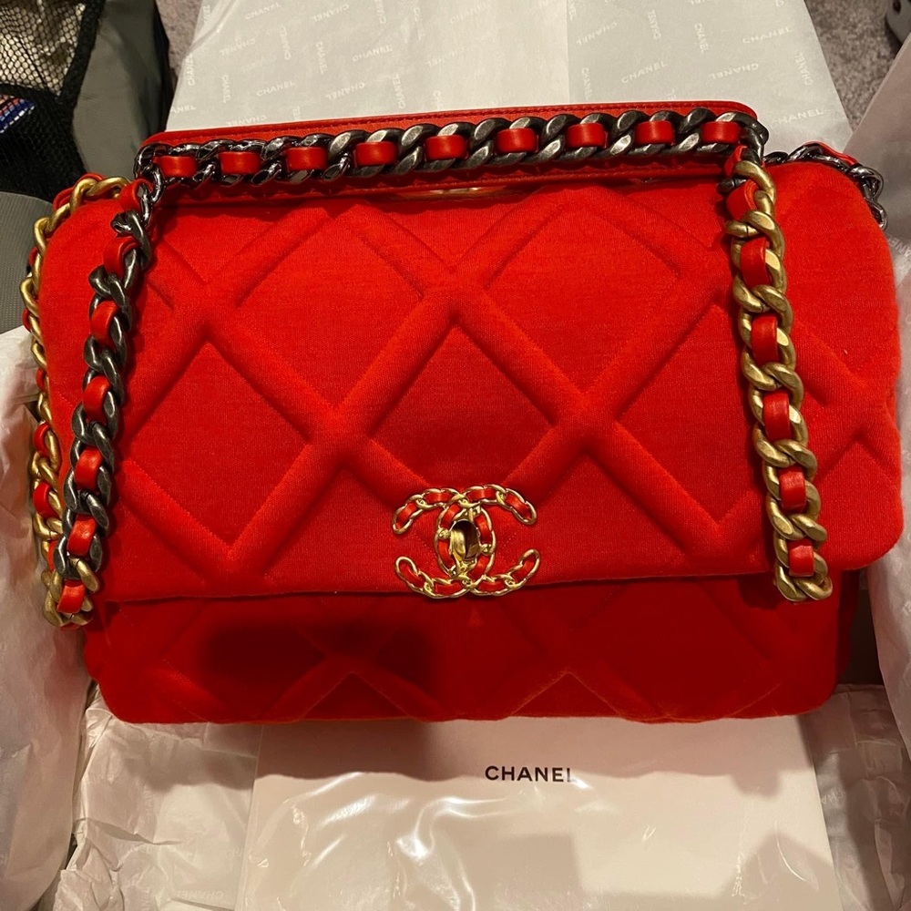 CHANEL 19 Red Jersey Bag . 2019 -2020 Runway